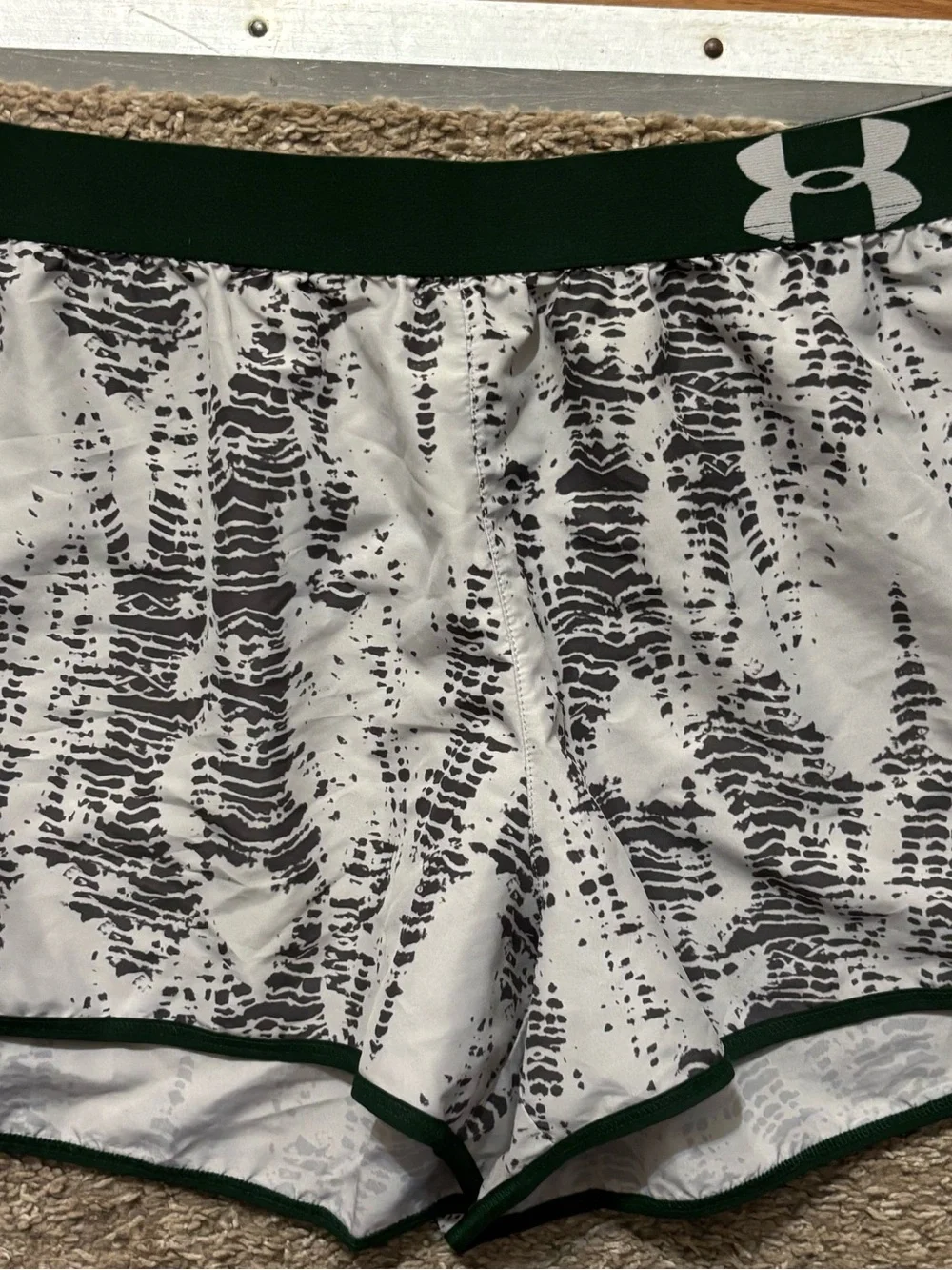 Under Armour Men’s Lg 34 Waist White & Green Patterned Performance Shorts